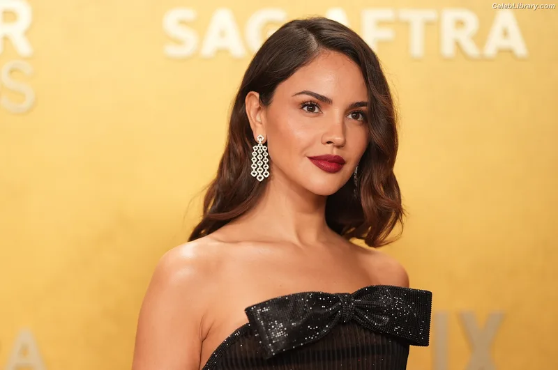 Eiza Gonzalez photo 6 of 1935