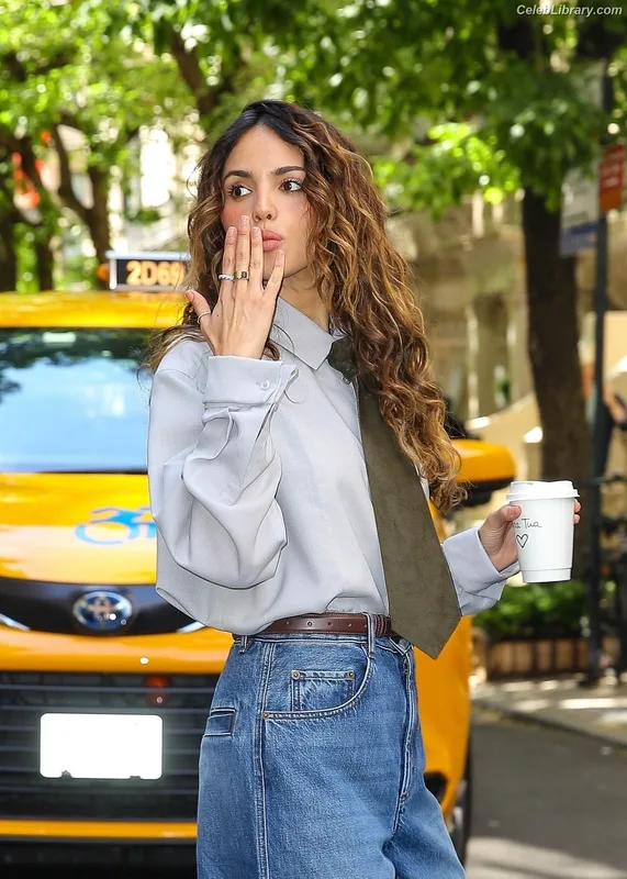 Eiza Gonzalez photo 12 of 1935