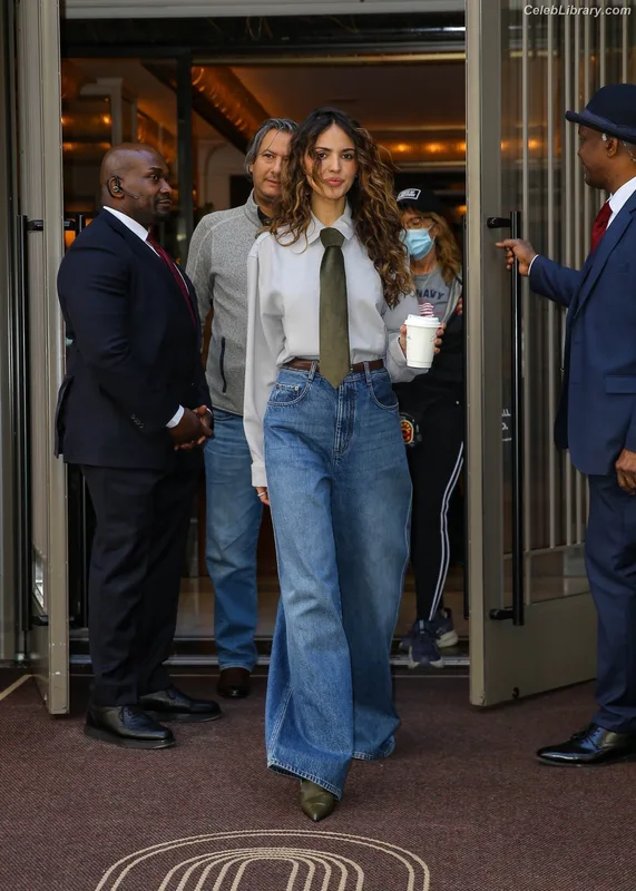 Eiza Gonzalez photo 10 of 1935
