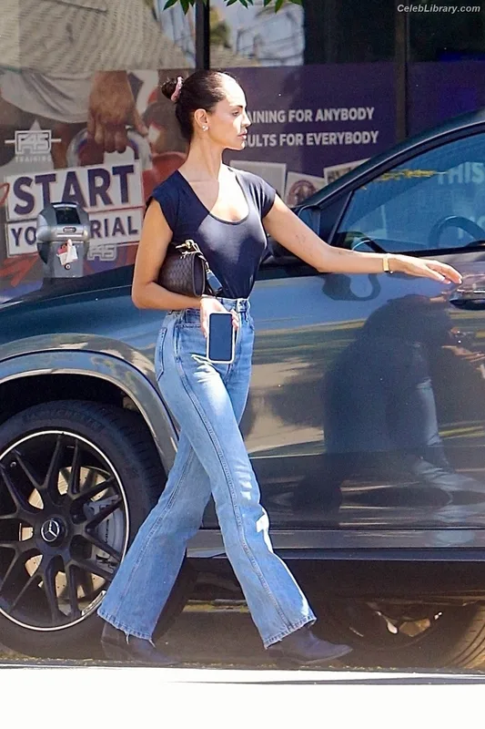 Eiza Gonzalez photo 18 of 1935