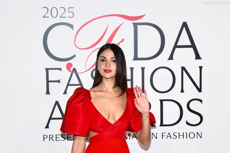 Eiza Gonzalez photo 16 of 1935