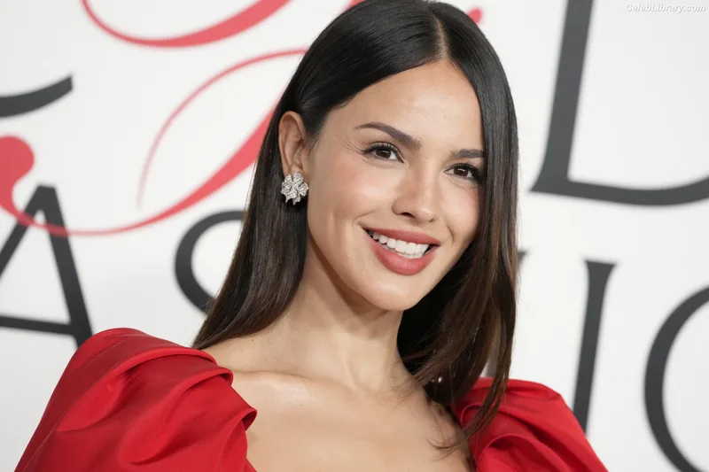Eiza Gonzalez photo 21 of 1935