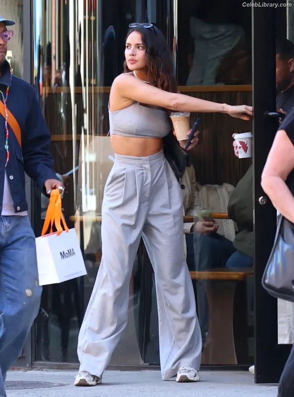 Eiza Gonzalez photo 20 of 1935