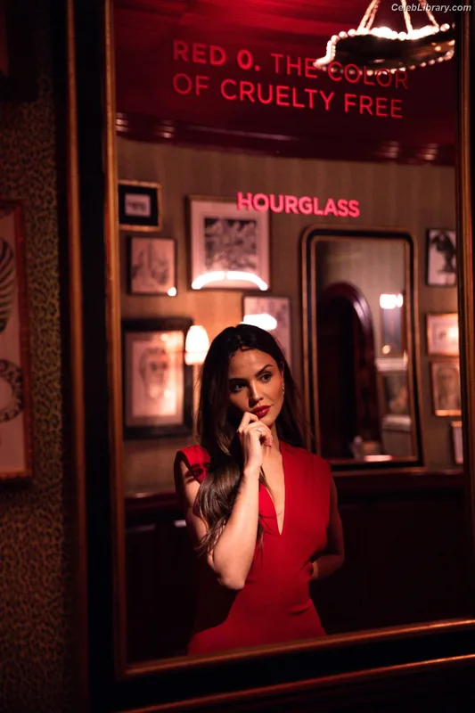 Eiza Gonzalez photo 18 of 1935