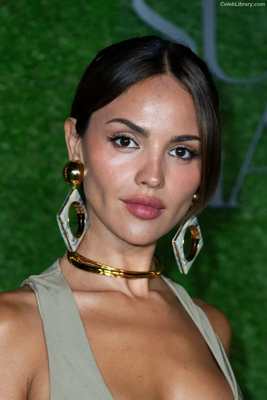 Eiza Gonzalez photo 10 of 1935