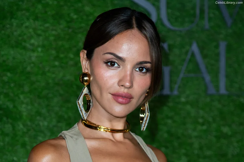 Eiza Gonzalez photo 11 of 1935