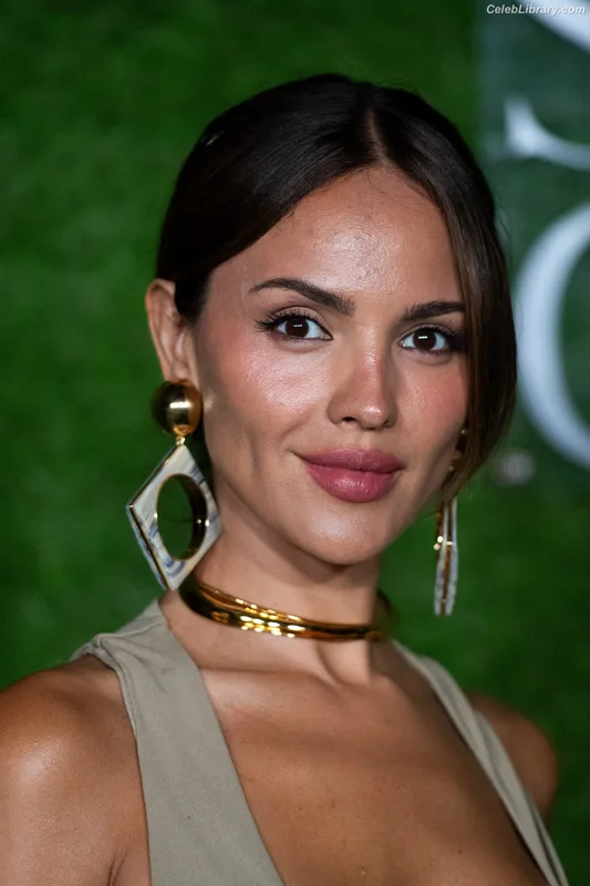 Eiza Gonzalez photo 12 of 1935