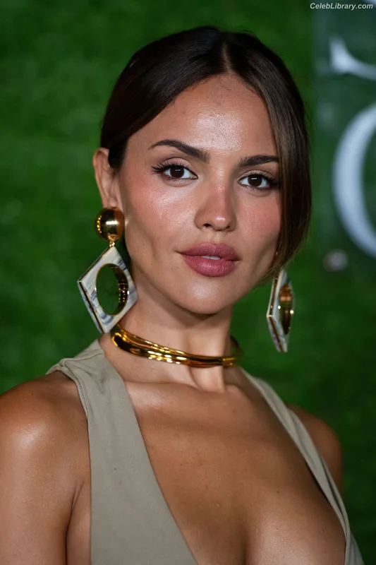 Eiza Gonzalez photo 17 of 1935