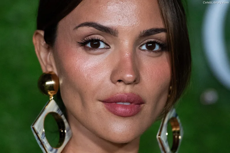 Eiza Gonzalez photo 18 of 1935