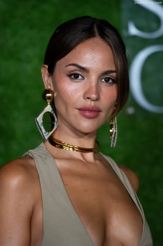 Eiza Gonzalez photo 19 of 1935