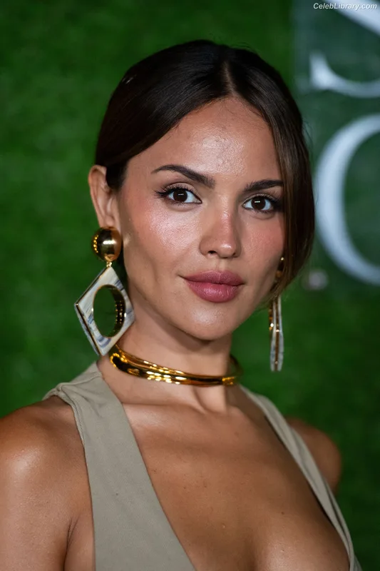 Eiza Gonzalez photo 20 of 1935