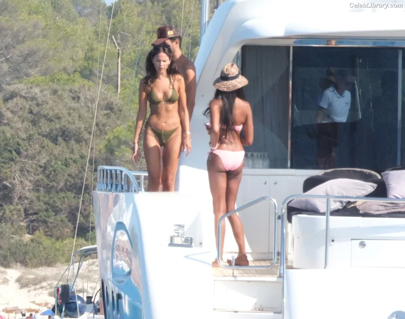 Eiza Gonzalez photo 19 of 1935