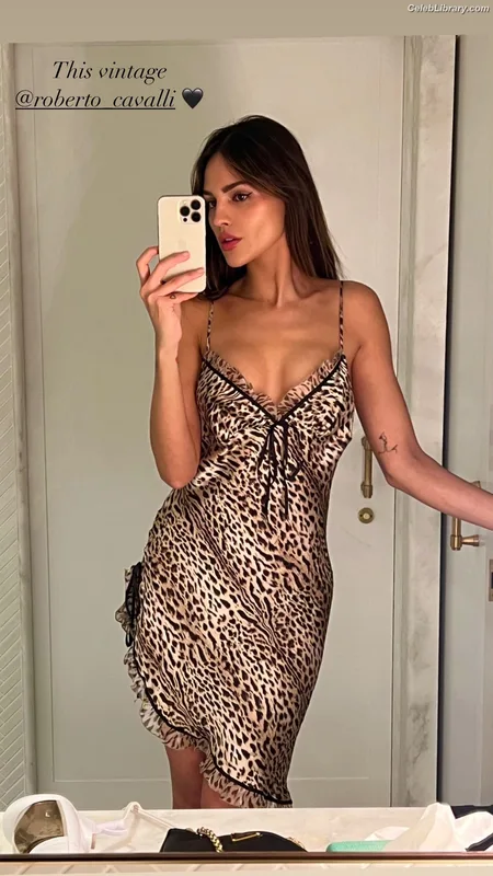 Eiza Gonzalez photo 3 of 1935