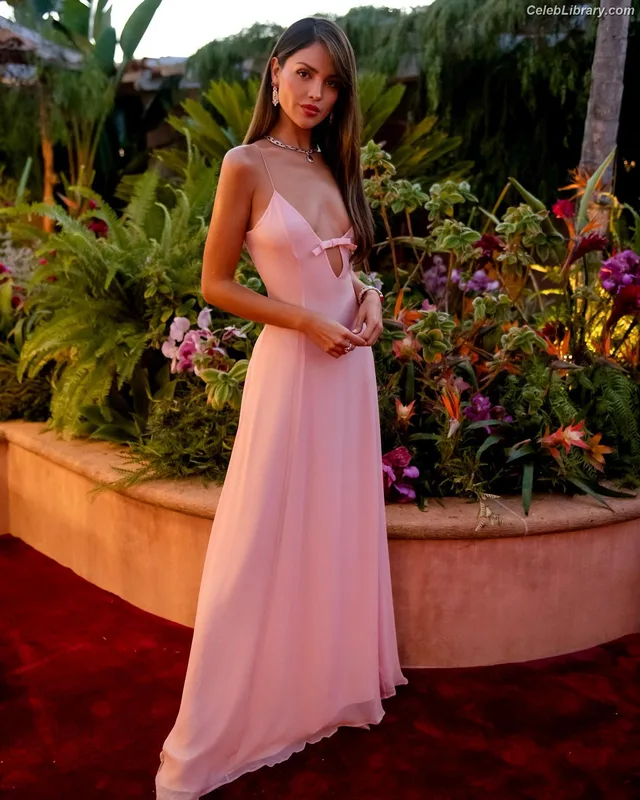 Eiza Gonzalez photo 23 of 1935