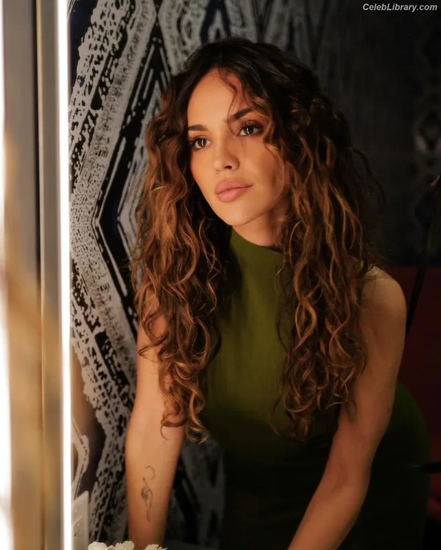 Eiza Gonzalez photo 14 of 1935