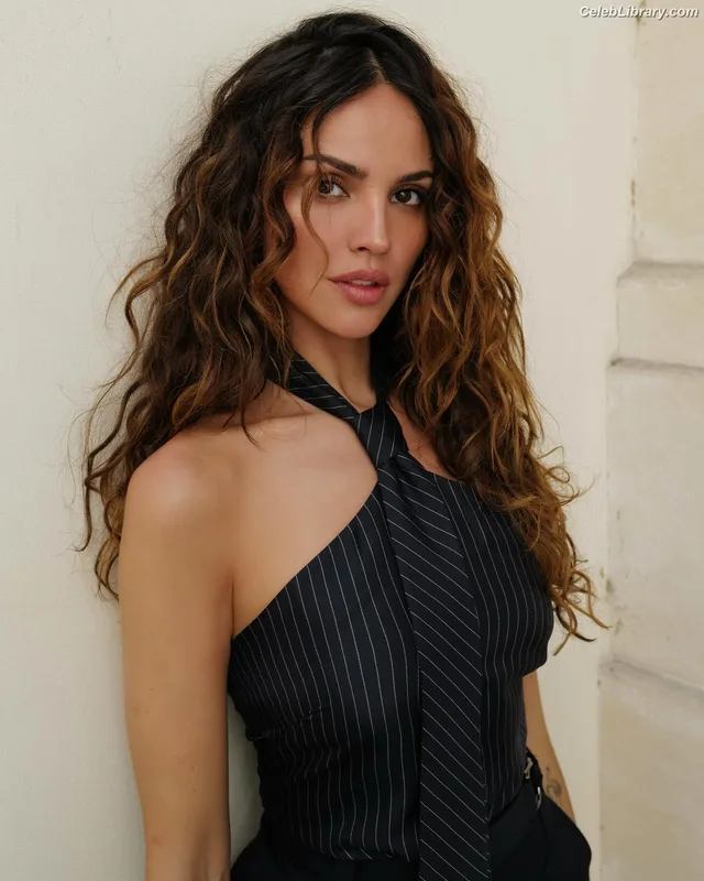 Eiza Gonzalez photo 3 of 1935