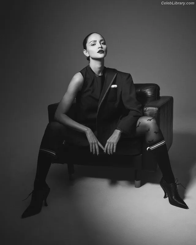 Eiza Gonzalez photo 21 of 1935