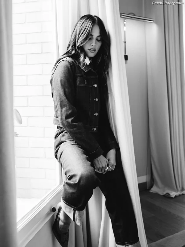 Eiza Gonzalez photo 9 of 1935