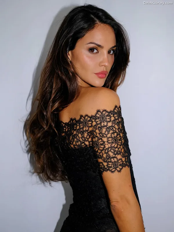 Eiza Gonzalez photo 3 of 1935