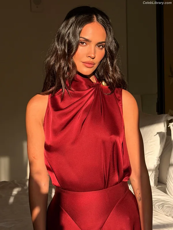 Eiza Gonzalez photo 16 of 1935