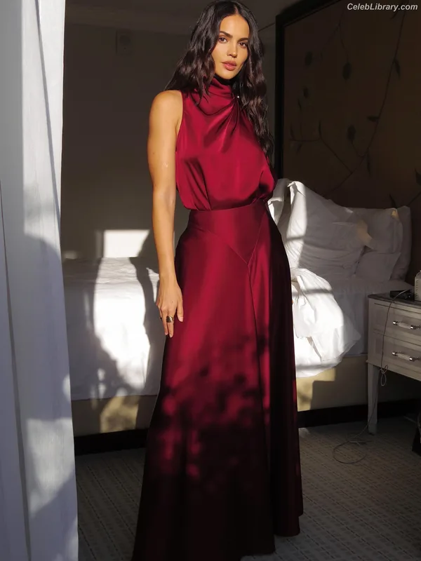 Eiza Gonzalez photo 18 of 1935