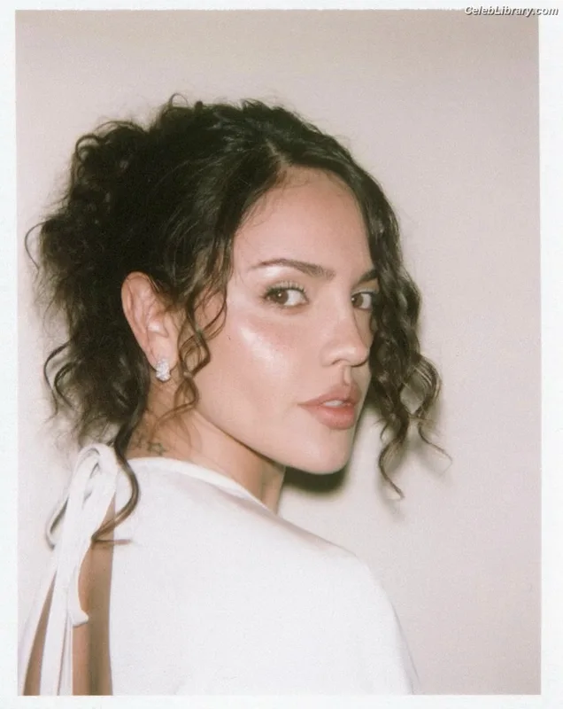 Eiza Gonzalez photo 22 of 1935