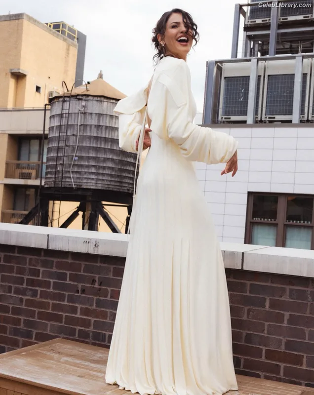 Eiza Gonzalez photo 1 of 1935