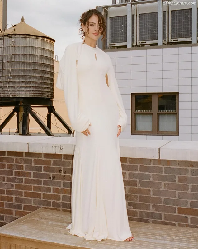 Eiza Gonzalez photo 3 of 1935