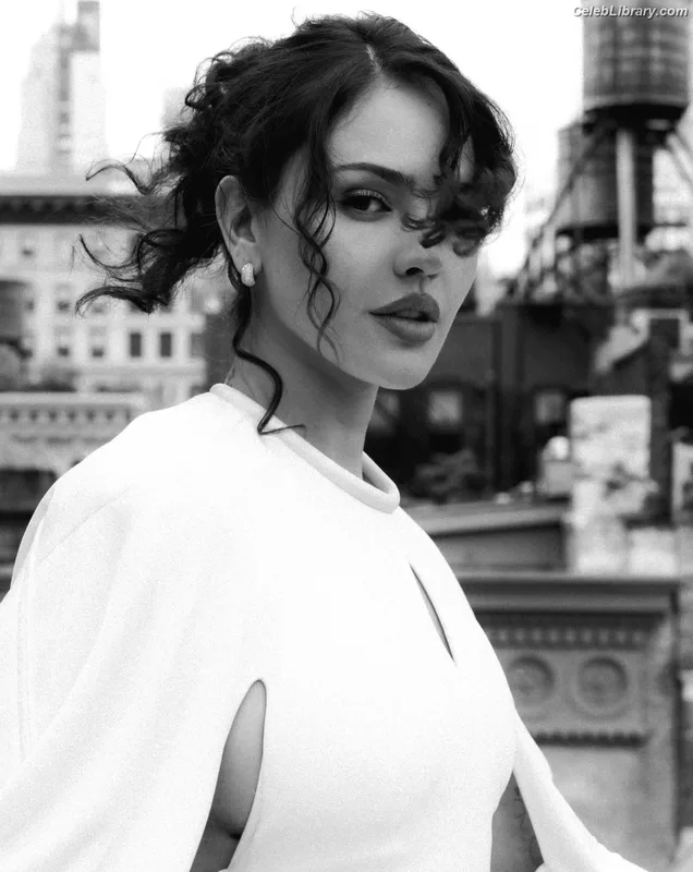 Eiza Gonzalez photo 5 of 1935