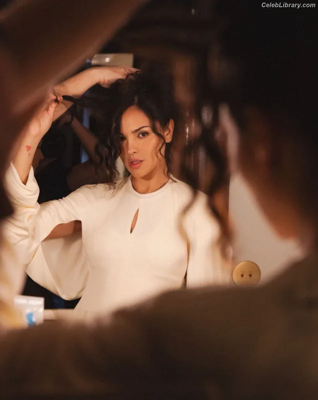 Eiza Gonzalez photo 6 of 1935