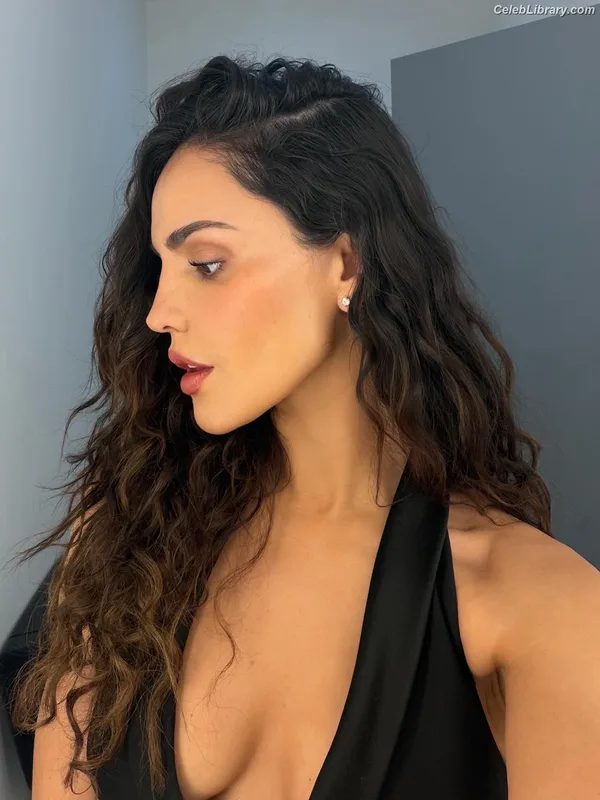Eiza Gonzalez photo 12 of 1935