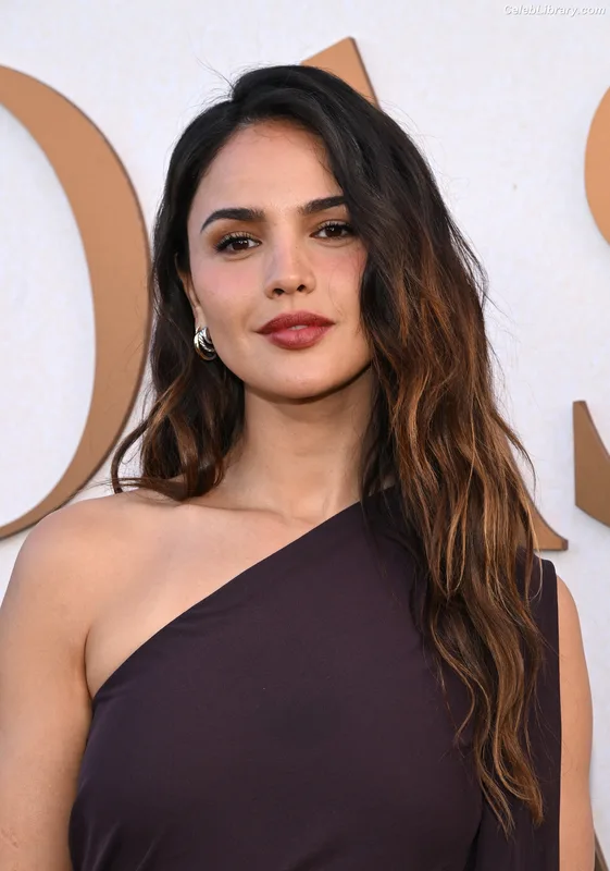 Eiza Gonzalez photo 15 of 1935