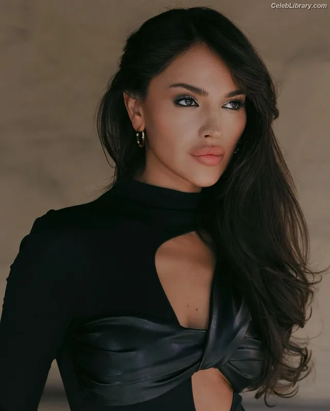 Eiza Gonzalez photo 17 of 1935