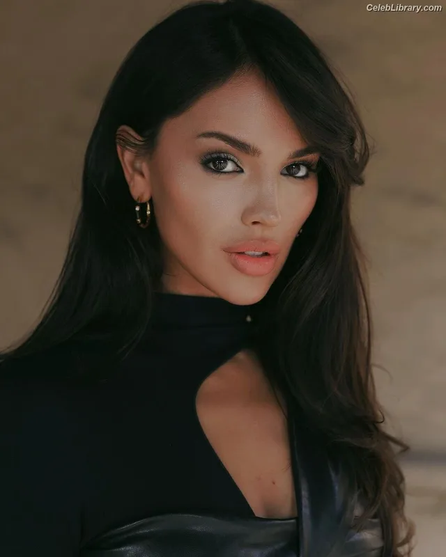 Eiza Gonzalez photo 18 of 1935