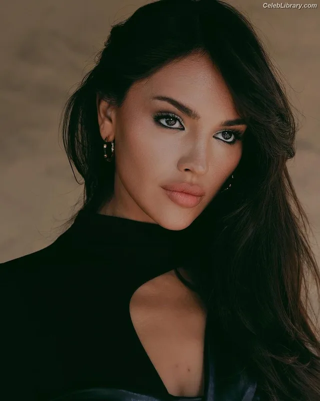 Eiza Gonzalez photo 19 of 1935
