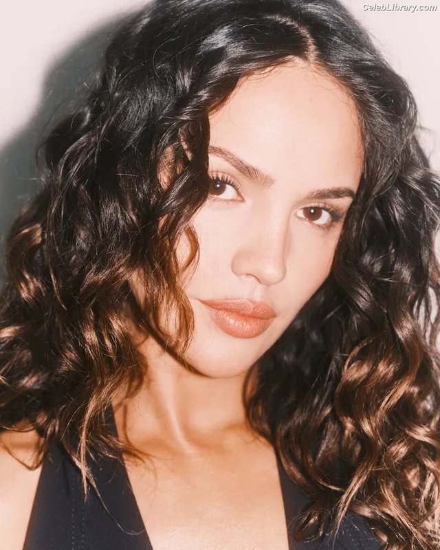 Eiza Gonzalez photo 19 of 1935