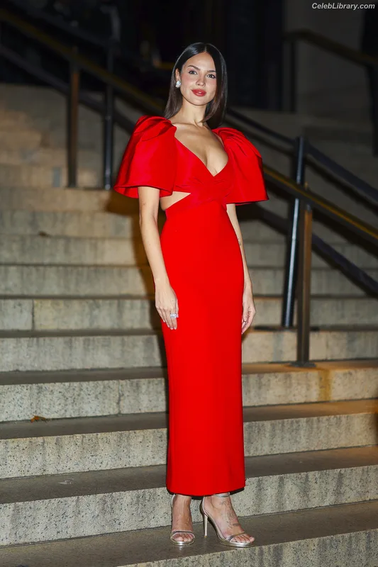Eiza Gonzalez photo 7 of 1935