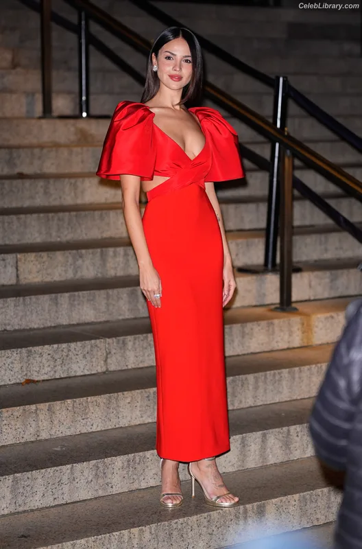 Eiza Gonzalez photo 9 of 1935