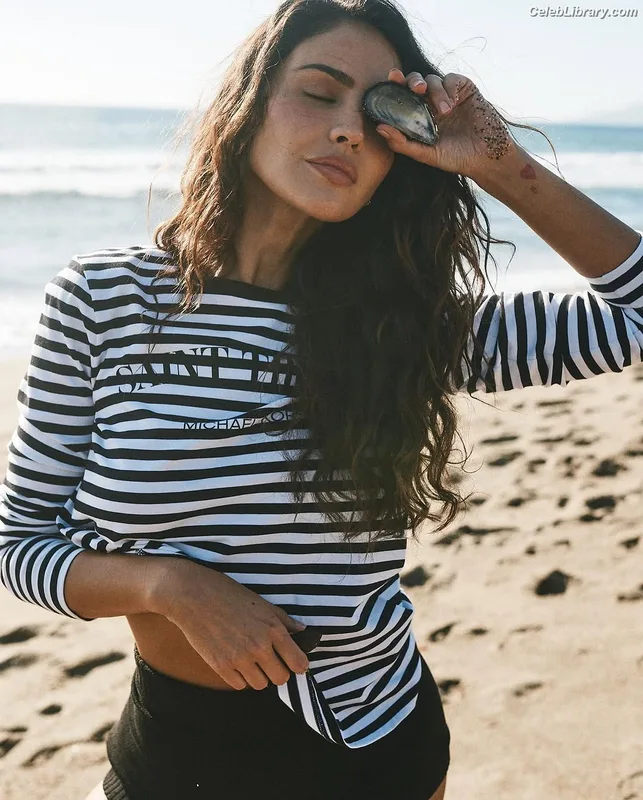 Eiza Gonzalez photo 12 of 1935