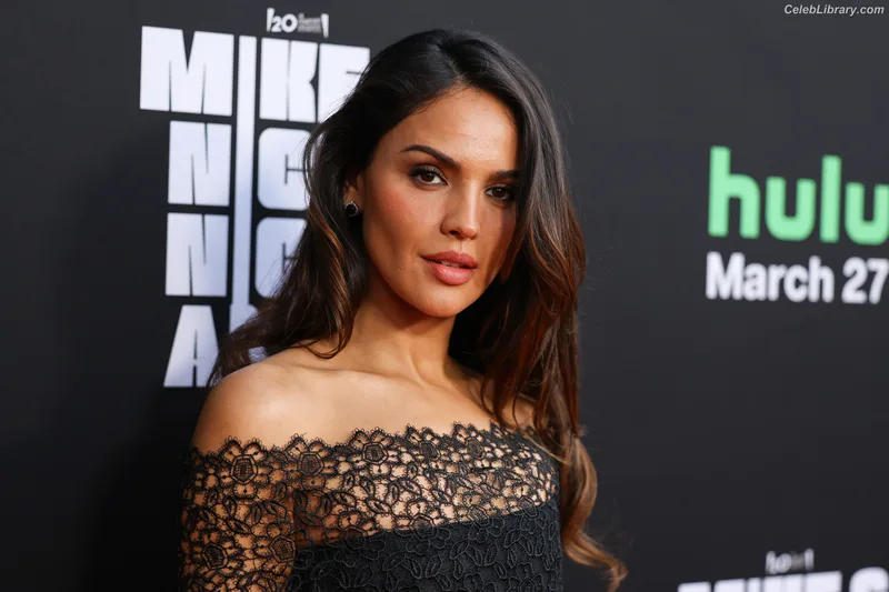 Eiza Gonzalez photo 1 of 1935