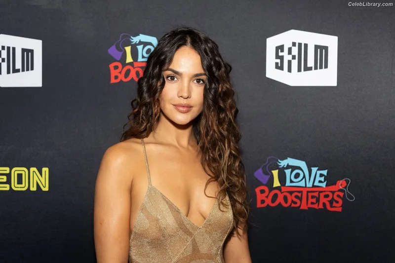 Eiza Gonzalez photo 18 of 1935