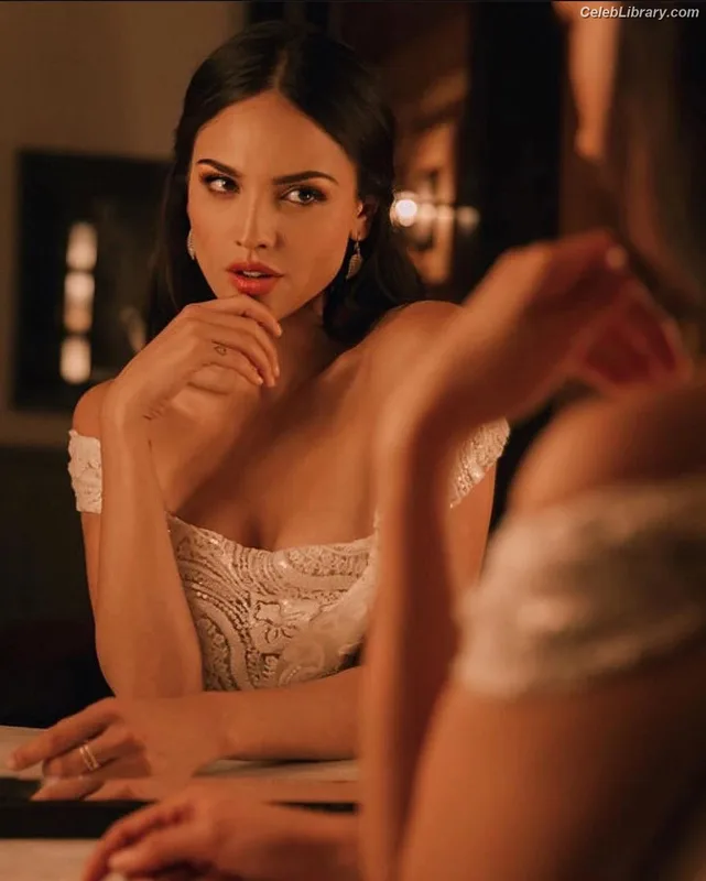 Eiza Gonzalez photo 4 of 1935