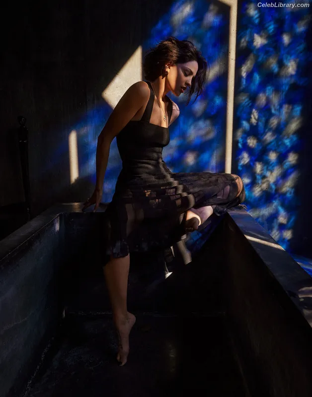 Eiza Gonzalez photo 17 of 1935