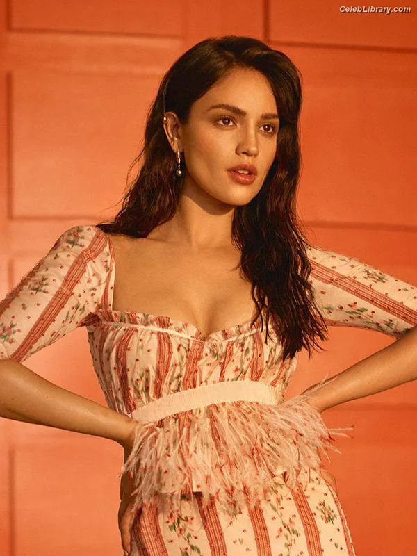Eiza Gonzalez photo 17 of 1935
