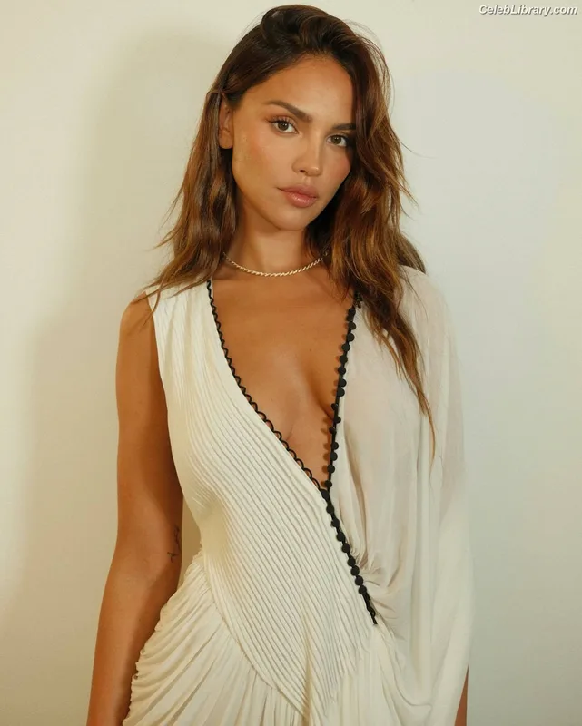 Eiza Gonzalez photo 13 of 1935