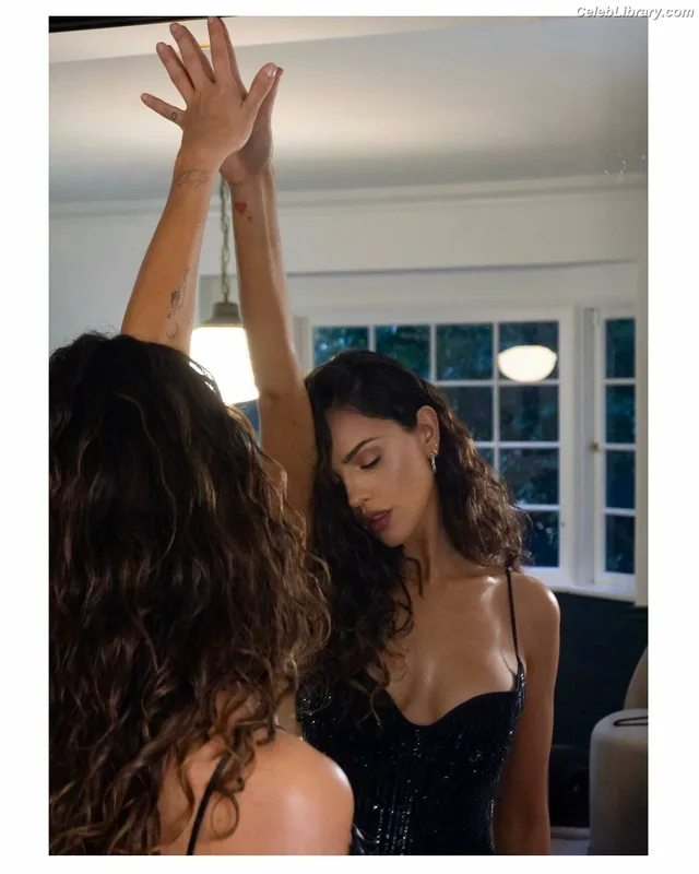 Eiza Gonzalez photo 17 of 1935