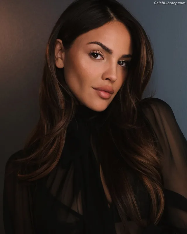 Eiza Gonzalez photo 24 of 1935