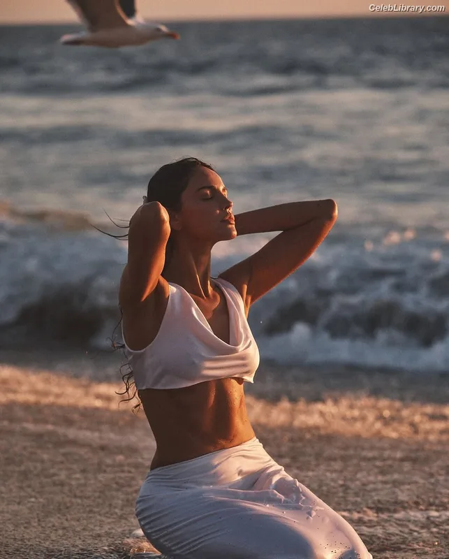 Eiza Gonzalez photo 8 of 1935