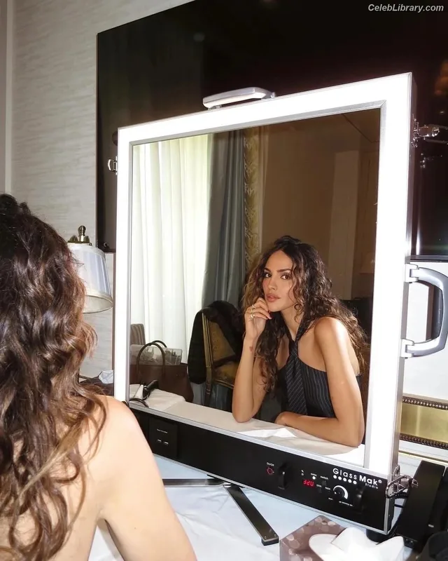 Eiza Gonzalez photo 16 of 1935