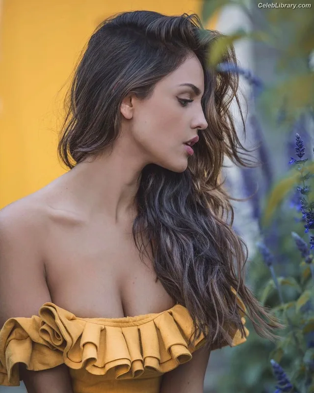 Eiza Gonzalez photo 22 of 1935